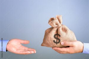 Cosa Sono le Obbligazioni a Cedola Fissa e Come Funzionano 2 mani che tengono una borsa di soldi