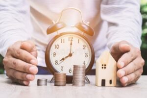 mano che blocca orologio con casa sfondo