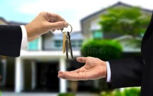Cos'è l'Atto di Proprietà Casa e Come Ottenerlo Correttamente 3 mano che consegna chiavi di una casa
