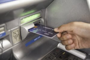 Come Trasferire Soldi dalla Carta di Credito al Conto Corrente in Sicurezza 36 mano che inserisce carta di credito nel bancomat
