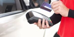 Come Funziona l’Uso della Carta di Credito per il Noleggio Auto 9 mano che passa carta di credito a terminale auto