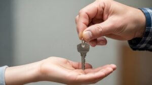 mano che passa le chiavi di una casa