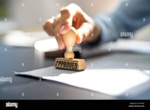 mano che sfoglia documenti notarili