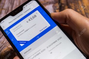 Come Ricaricare Iliad con Postepay in Modo Facile e Sicuro 10 mano che tiene una postepay e smartphone
