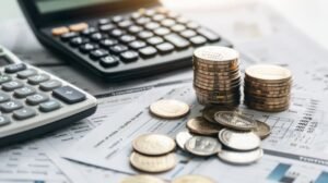 moneta su documenti finanziari con calcolatrice