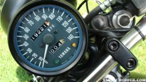 Come funzionano le assicurazioni moto a km e quanto costano 1 moto in corsa con contachilometri visibile