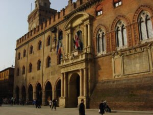 palazzo storico di bologna con asta giudiziaria