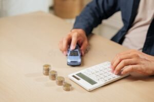 Come Funziona Una Simulazione Di Prestito Con Maxi Rata Finale 26 persona che calcola un prestito con calcolatrice