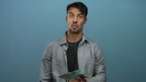 Quali Sono I Principali Motivi Per Richiedere Il Tfr Prima Del Termine 1 persona che conta denaro con espressione pensierosa