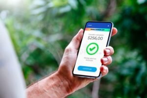 persona che effettua bonifico tramite smartphone