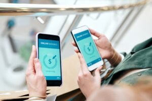 persona che effettua pagamenti istantanei online