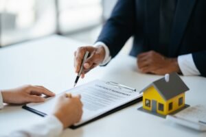 persona che firma contratto immobiliare con notaio