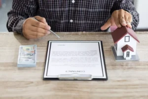 È obbligatorio firmare dal notaio per l'acquisto di un immobile 30 persona che firma contratto immobiliare con notaio