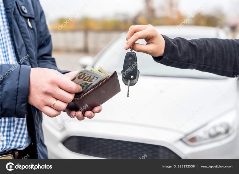 Come Funziona Pagare Auto In Unica Soluzione E Quali Sono I Vantaggi 2 persona che paga auto con banconote e chiavi