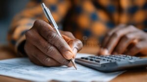 Qual è un Fac Simile Efficace per il Piano del Consumatore 27 persona che pianifica con calcolatrice e documenti