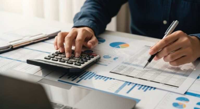 Quali Sono le Motivazioni per Richiedere un Prestito Pluriennale INPS 2 persona che pianifica finanze con documenti e calcolatrice