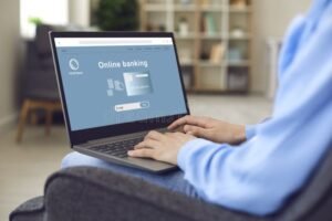 Come Funzionano i Prestiti Online Tra Privati e Quali Sono i Vantaggi 40 persona che usa laptop per trasferire denaro