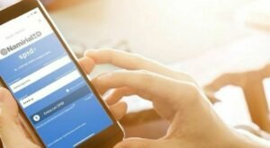 persona che usa smartphone con spid attivo