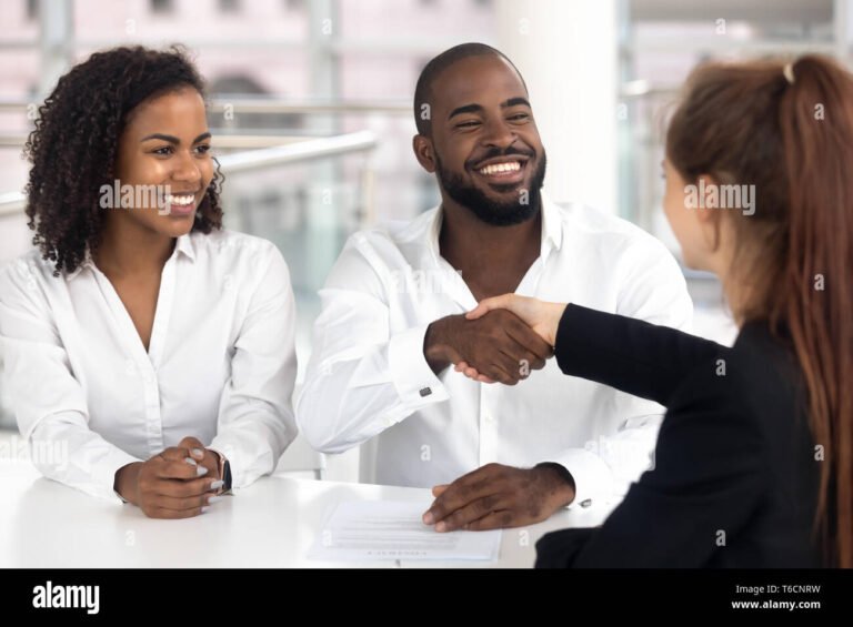 persona felice che firma contratto mutuo