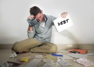 persona preoccupata con calcolatrice e documenti finanziari