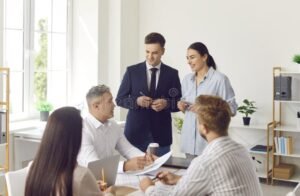 persone in ufficio che discutono documenti finanziari