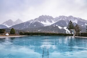 piscina termale con acqua riflettente e montagne