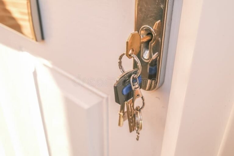 Come Mandare Via un Inquilino a Fine Contratto in Modo Legale 2 portone chiuso con chiavi sulla serratura