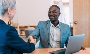 professionista che consiglia cliente su finanze