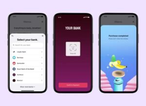 smartphone con app bancaria aperta e carta