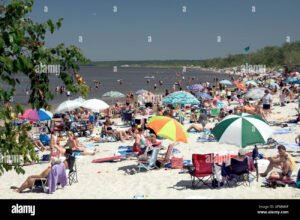 spiaggia al lago con ombrelloni colorati