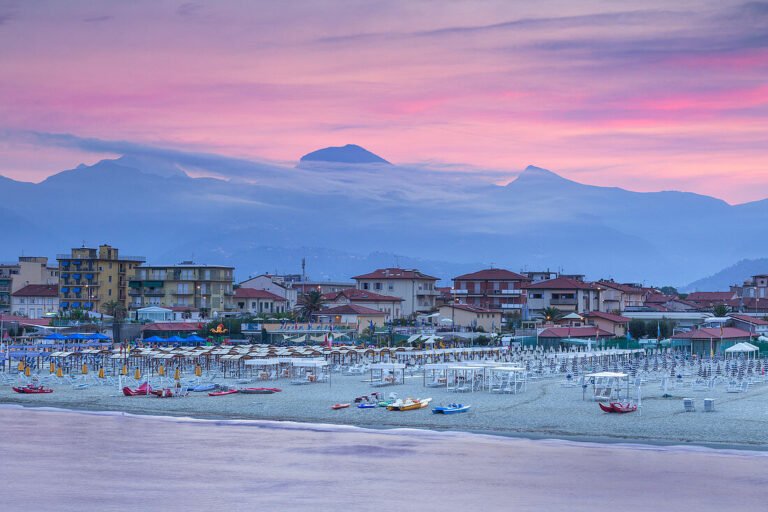 spiaggia di lido di camaiore allalba