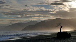 spiaggia soleggiata con montagne sullo sfondo