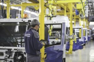 stabilimento iveco con camion e lavoratori