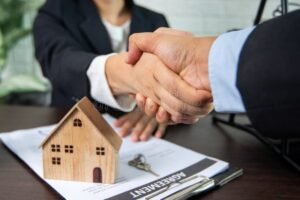 stretta di mano tra acquirente e venditore immobiliare