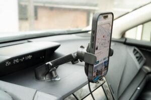 supporto auto smartphone fissato al cruscotto