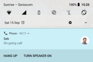 telefono con schermata di chiamata in corso