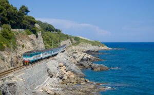 treno che corre lungo la costa italiana