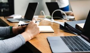 ufficio catastale con documenti e computer