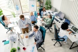 ufficio moderno con persone che collaborano