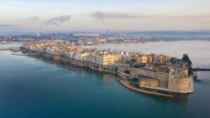 veduta panoramica del porto di taranto