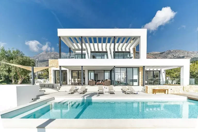 Quali Sono i Vantaggi di Affittare una Villa in Sardegna con Piscina